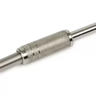 Conector jack de áudio metálico prateado sobre fundo branco