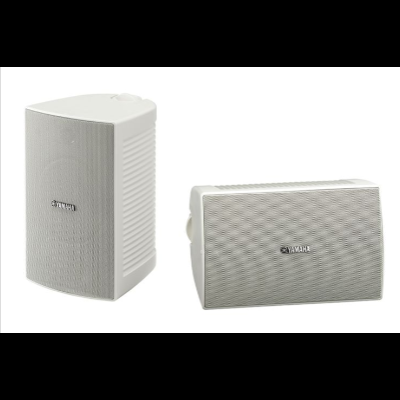 Dois altifalantes brancos Yamaha com grelha frontal em padrão de rede