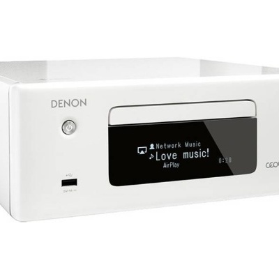 Aparelho eletrónico branco DENON com visor digital preto a mostrar texto e vários botões.