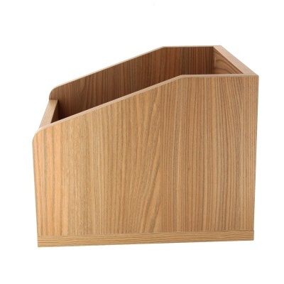 Organizador de mesa em madeira clara com design inclinável