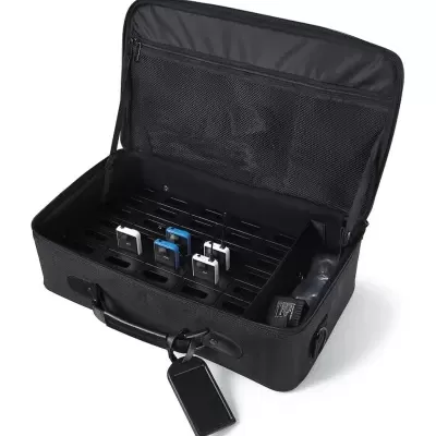 Mala preta aberta com dispositivos eletrónicos em divisórias internas