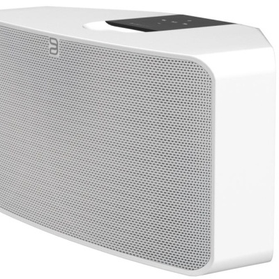 Coluna de som branca com grelha metálica cinza e painel preto