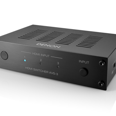 Amplificador de áudio preto com texto branco na frente