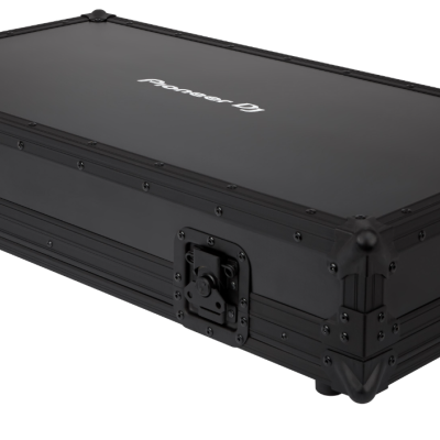 Estojo rígido preto retangular com cantos reforçados e fechos metálicos