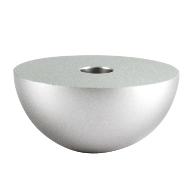 produto metálico semi-esférico prateado com furo central