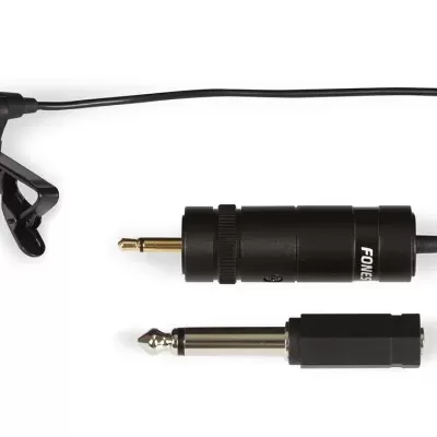 Microfone de lapela preto com dois adaptadores de conector de áudio em fundo branco