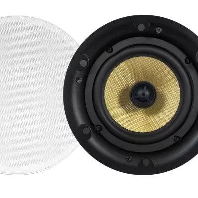 Coluna de som redonda com grelha branca e comando remoto preto.