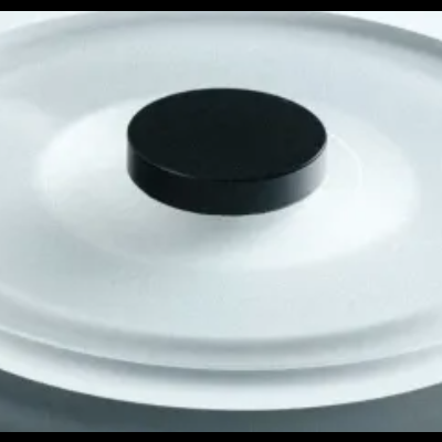 Tampa redonda branca com pega preta no centro