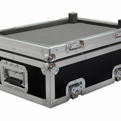 Mala de transporte retangular rígida preta com estrutura de metal prateado