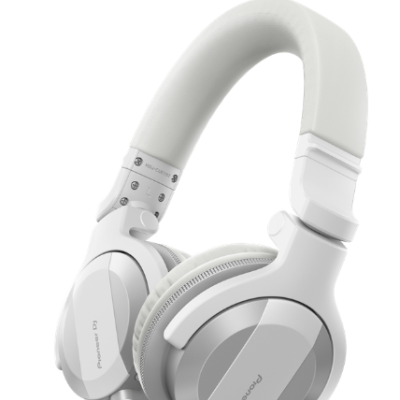 Auscultadores sem fios brancos Pioneer DJ sobre fundo branco