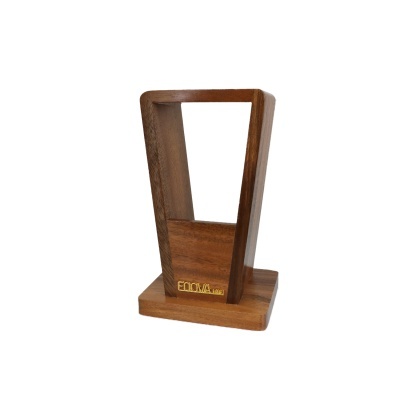 Suporte de madeira castanha triangular com base quadrada e inscrição 'EQUA.wa'