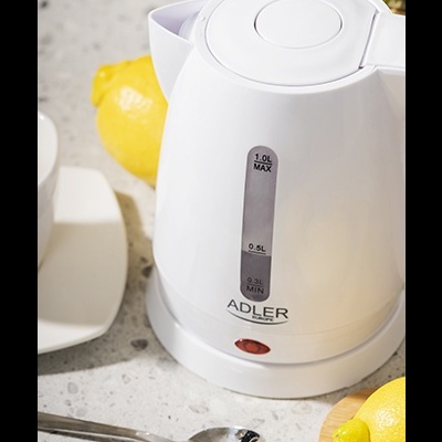 Bule elétrico branco ADLER com medidor de água, limões, colher e chávena numa bancada clara