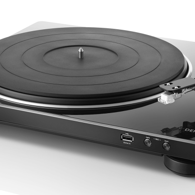 Gira-discos preto brilhante com braço de leitura e prato redondo em fundo branco