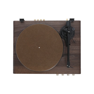 Gira-discos com base de madeira escura e braço preto