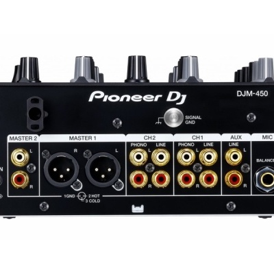 Painel traseiro do equipamento de áudio Pioneer DJ DJM-450 com várias entradas e texto