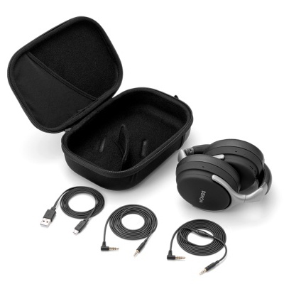 Auscultadores pretos com estojo e cabos