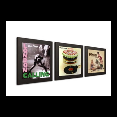 Três quadros de capas de álbuns musicais em molduras pretas