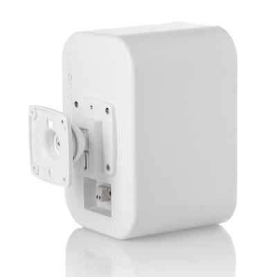 Dispositivo branco quadrado com tampa aberta e porta USB