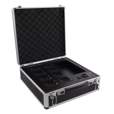 Mala preta com interior em espuma e vários compartimentos para armazenamento