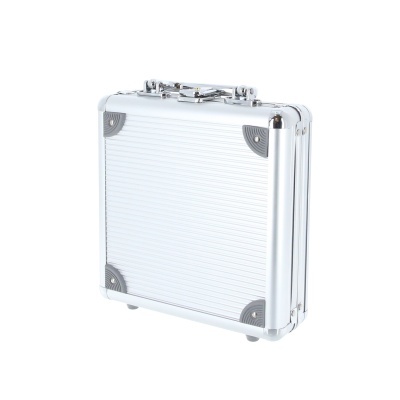 Mala rígida branca com cantos metálicos e fecho prateado