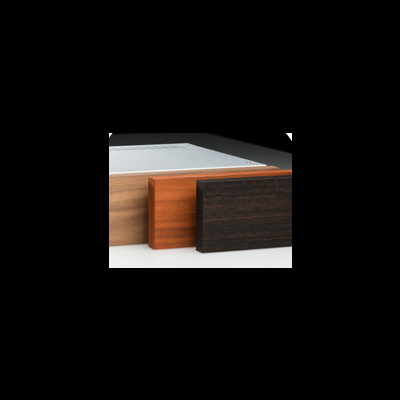 Três amostras de madeira em vários tons sobre superfície branca com caixa ao fundo