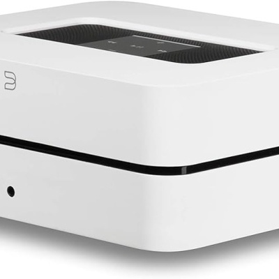 Aparelho eletrónico branco com detalhes em preto e superfície superior em grelha