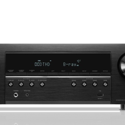 Aparelho receptor de som Denon preto com visor digital e controlo remoto ao lado.