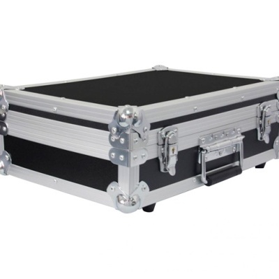 Mala rígida preta com estrutura metálica prateada e fechos.