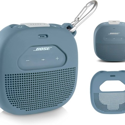 Coluna portátil Bluetooth azul claro da Bose com mosquetão e botões no painel frontal