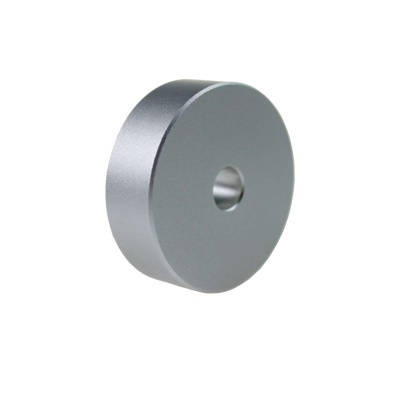 Disco metálico cinza prateado com furo central