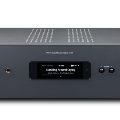 Amplificador digital preto NAD C 368 com mostrador e botões