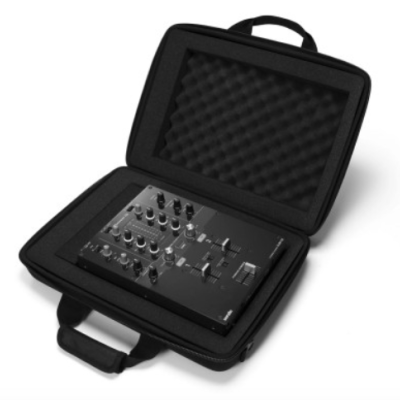 Mala preta aberta com mesa de mistura preta acolchoada no interior