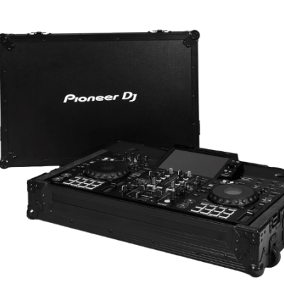 Mesa de mistura DJ preta Pioneer DJ com mala de transporte preta ao fundo