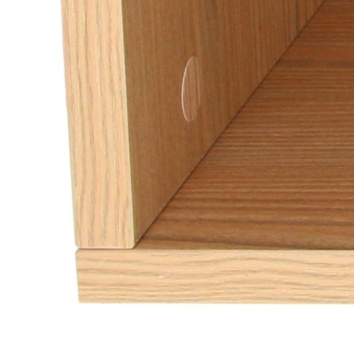 Prateleira ou móvel de madeira clara com textura natural e calço redondo