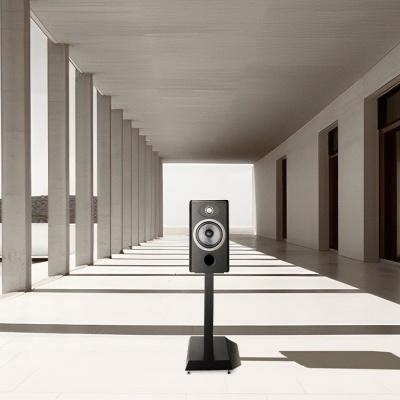 altifalante preto e branco com suporte num corredor moderno claro