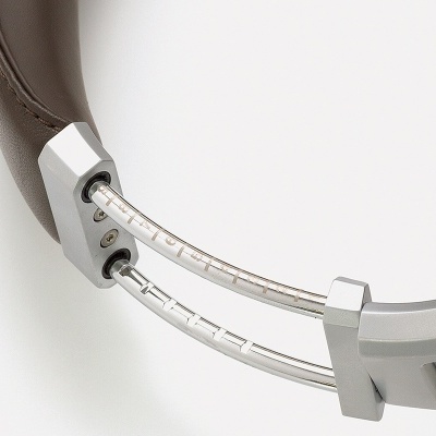 Parte de auscultadores castanhos com estrutura metálica prateada