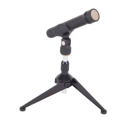 Microfone preto com suporte tripé pequeno sobre superfície branca