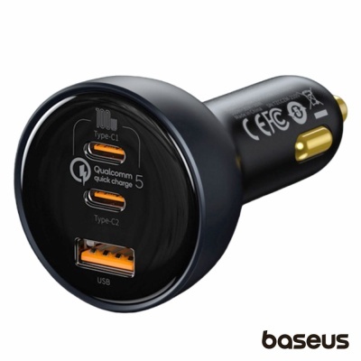 Carregador veicular Baseus preto com três portas USB, duas Type-C e uma USB padrão.