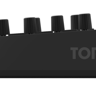 Equipamento preto para DJ com botões rotativos e logótipo TORADZ na lateral.