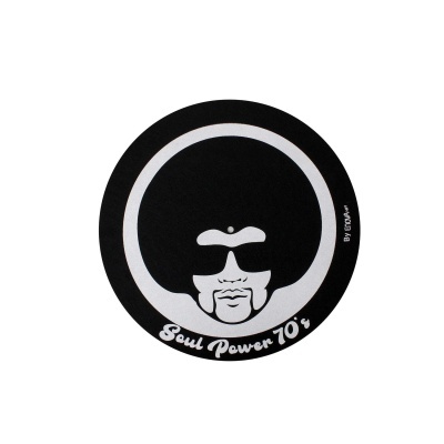 Tapete redondo preto e branco com design de homem afro e texto Soul Power 70's