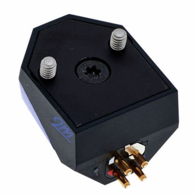 Conector elétrico preto com parafusos e pinos dourados