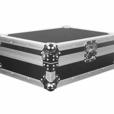 mala de transporte preta com reforços metálicos e rodas