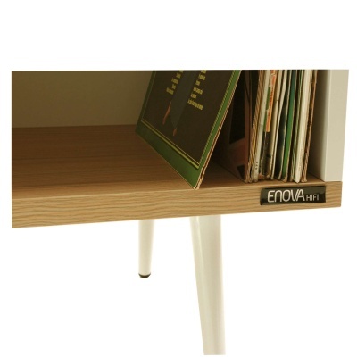Mesa de madeira clara com discos vinil e etiqueta ENOVA HIFI