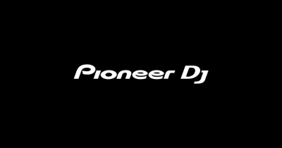 Logótipo branco da marca Pioneer DJ em fundo preto