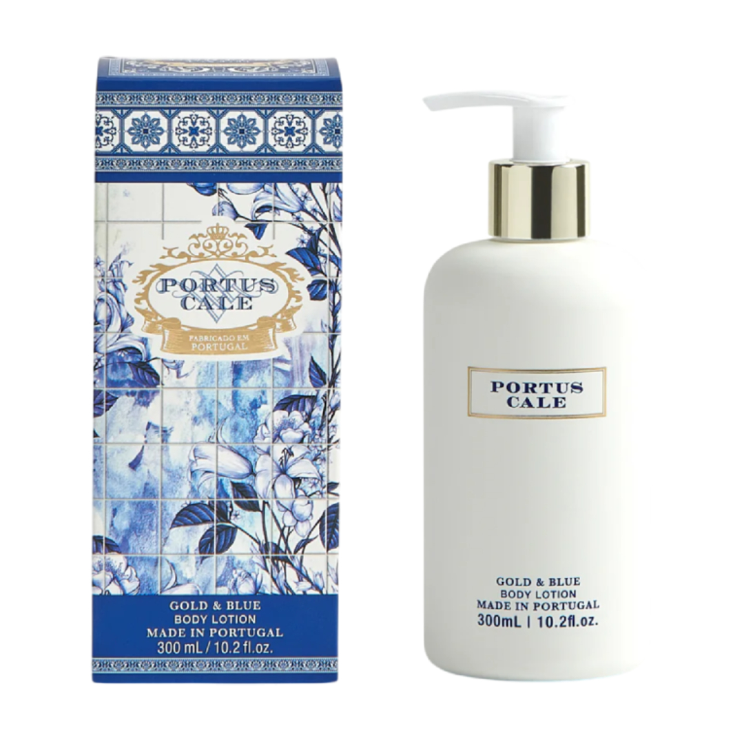 Loção corporal Portus Cale Gold & Blue com embalagem branca e caixa decorada com padrão floral e azulejo azul e branco.