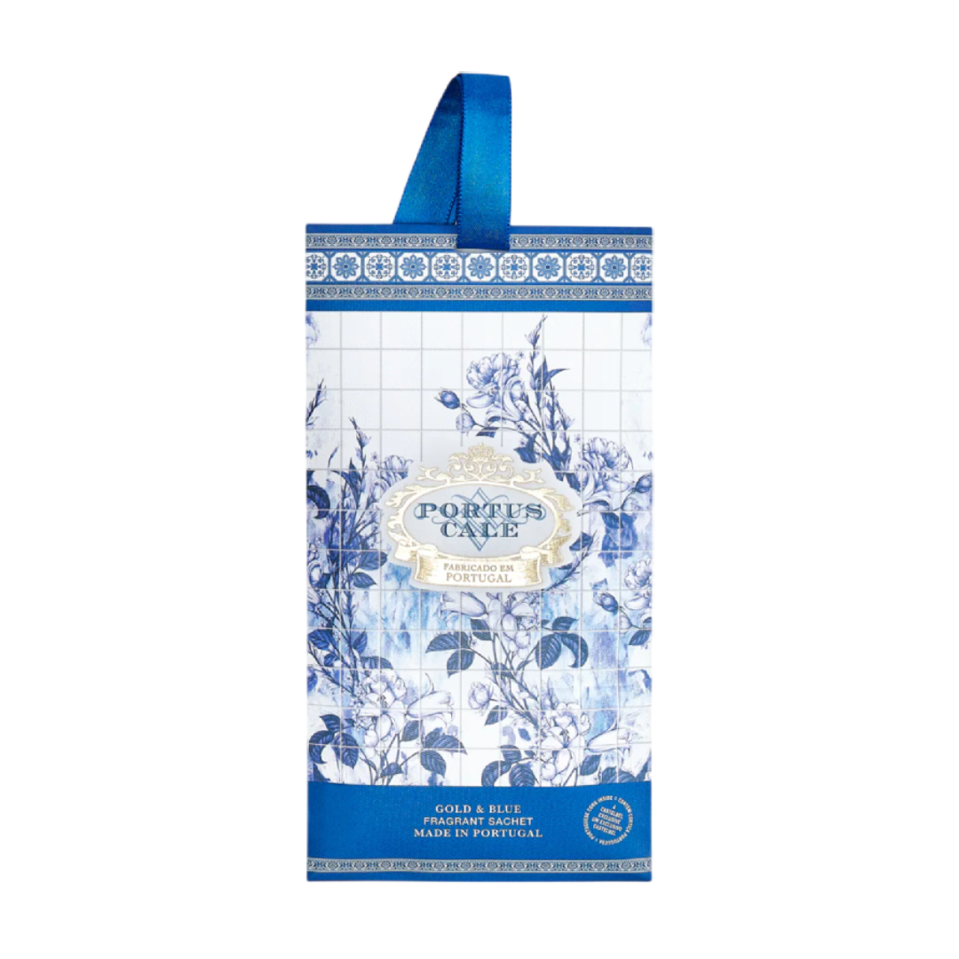 Sachê perfumado azul e branco com padrão floral e texto Portus Cale