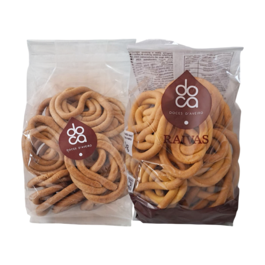 Doca Doces de Aveiro - Raivas de Aveiro Dois pacotes transparentes de biscoitos tradicionais de Aveiro com rótulos marrons e texto