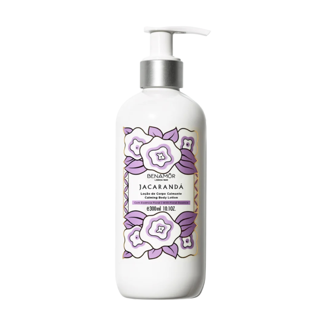Benamôr - Loção Corporal Jacarandá Loção de corpo calmante Jacarandá Benamôr em frasco branco com flores lilás.