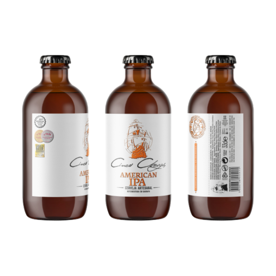 Cinco Chagas - Cerveja Artesanal American IPA Três garrafas de cerveja artesanal Cinco Chagas American IPA com rótulos e tampas pretas