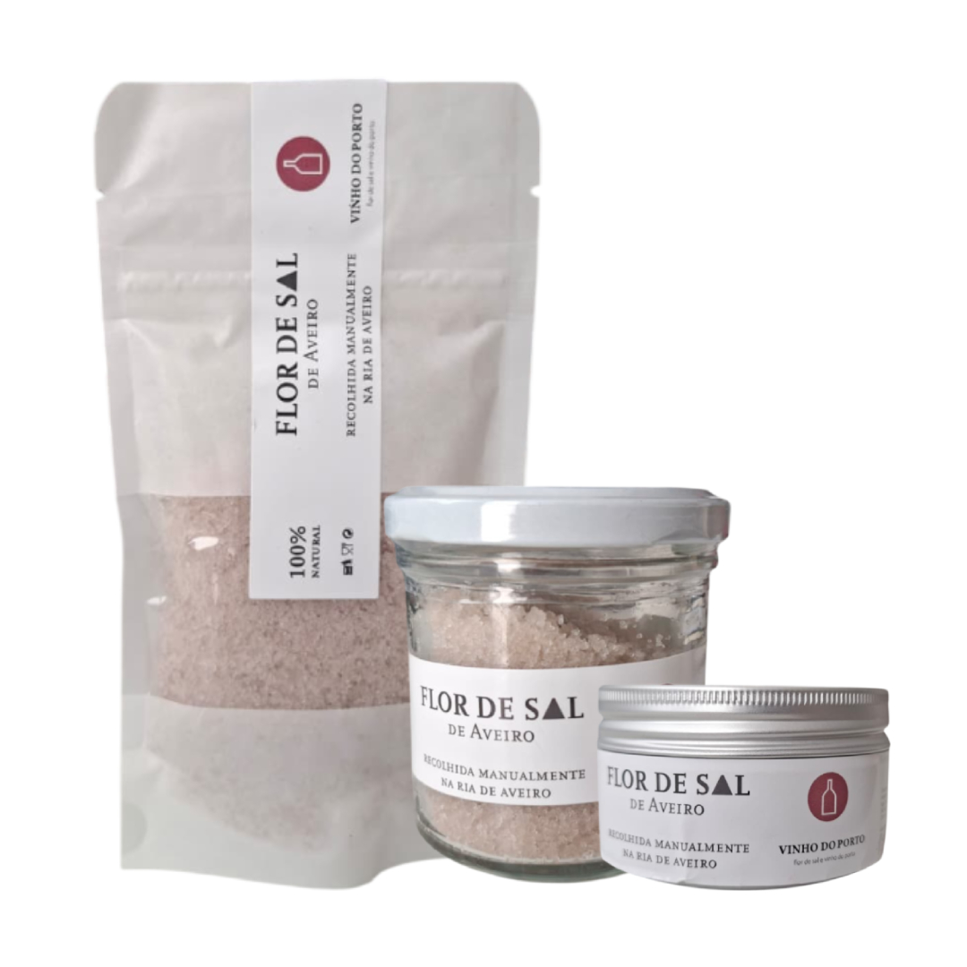 Flor de Sal - Flor de Sal de Aveiro com Vinho do Porto Conjunto de Flor de Sal de Aveiro com embalagem plástica, frasco de vidro e lata metálica com etiquetas brancas.